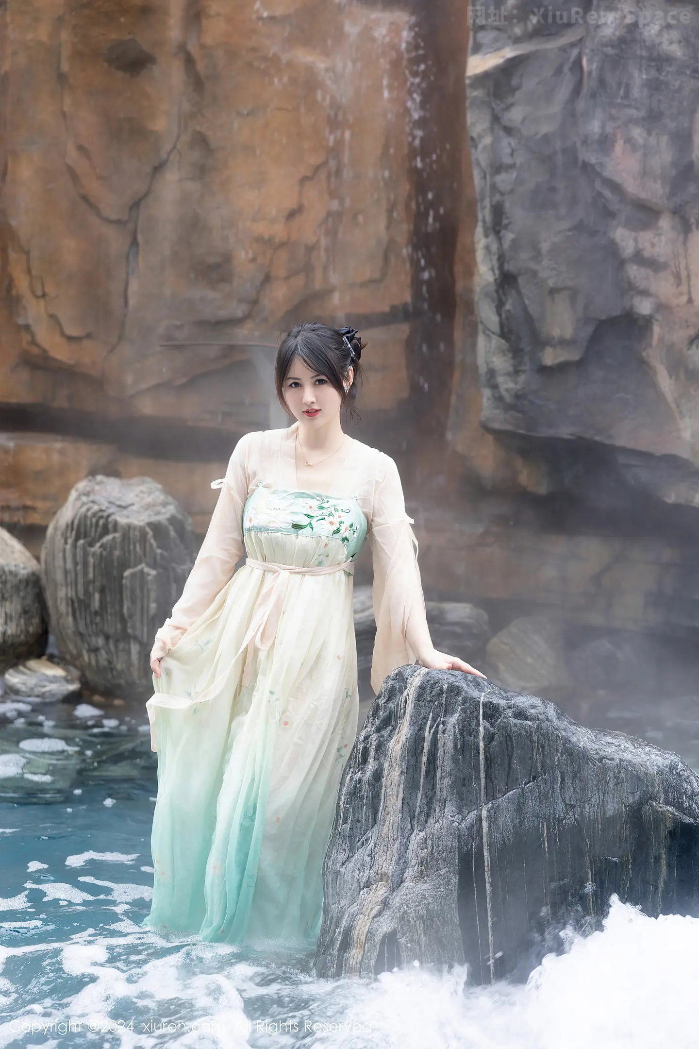 图片[2]-[XiuRen秀人网]VOL.8128 模特诗诗kiki浴室场景性感古装情趣服饰秀丰腴有致身材诱惑写真82P-秀人网官方网站